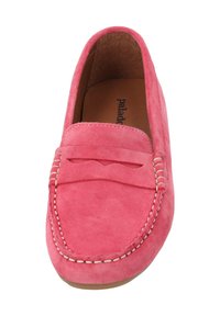 Rosa mocka loafers med sydda detaljer och rund tås. Mjuk textur och slip-on design för enkel användning. Passform inuti utan hårdvara.