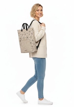 Béžový batoh s geometrickým vzorem, texturovanou přední kapsou, dvojitými černými popruhy, obdélníkovým tvarem a minimalistickým designem.