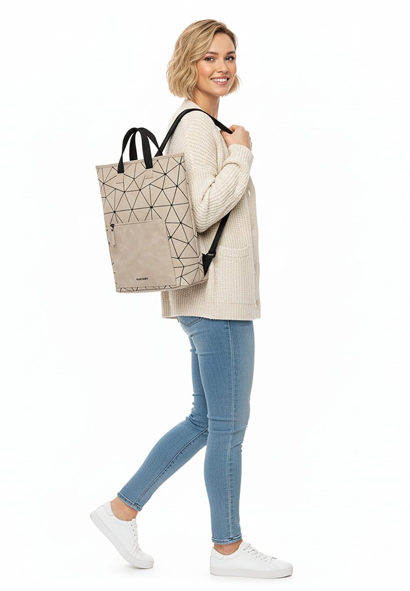 Beige ryggsäck med geometriskt mönster, texturerad framficka, dubbla svarta remmar, rektangulär form och minimalistisk design.