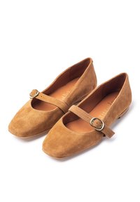 Zapatos planos de ante marrón con punta cuadrada y una sola correa con hebilla de latón. Textura suave y suela plana para mayor comodidad.