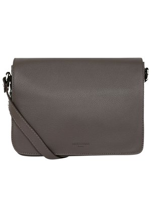 Borsa a tracolla grigia in pelle con texture liscia, forma rettangolare, chiusura a patta magnetica e tracolla regolabile.