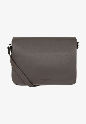 Sac en cuir gris à bandoulière avec une texture lisse, de forme rectangulaire, fermeture à rabat magnétique et une sangle ajustable.