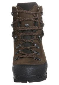 Καφέ ορειβατικό μποτίνι με μαύρη καουτσούκ σόλα και χοντρό καφέ κορδόνι περναμένο μέσα από μεταλλικά μάτια, απεικονισμένο από μπροστά.