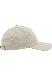 Beige katoenen pet met een gebogen klep, verstelbare band aan de achterkant en zes ventilatiegaten. Gladde textuur met een effen kleur.