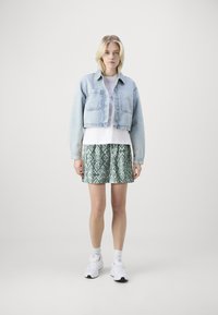 Vero Moda VMLIVA - Kratke hlače - bright white/green