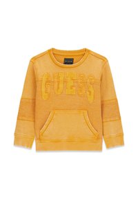 Sudadera amarilla con un logotipo texturizado de "GUESS", cuello y puños de canalé. Cuenta con un bolsillo frontal y una tela suave y casual.