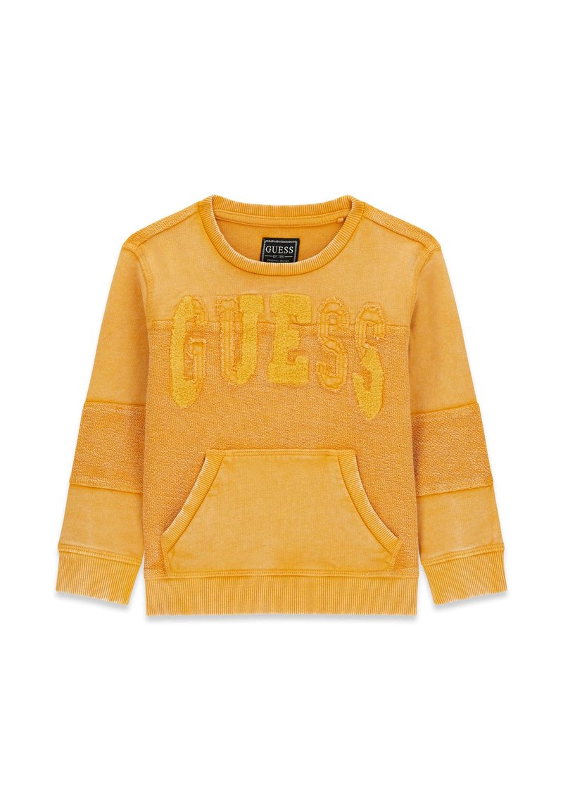 Sudadera amarilla con un logotipo texturizado de "GUESS", cuello y puños de canalé. Cuenta con un bolsillo frontal y una tela suave y casual.