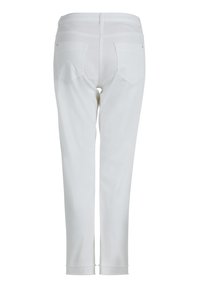 Vita bomullbyxor med slim fit, har två bakfickor, subtil sömnad och en uppvikt fåll vid ankeln. Minimal dekor.