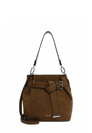Un sac seau en daim marron avec une conception structurée, doté d'une anse de style ceinture, d'accents en métal argenté et d'une bandoulière réglable.