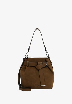 Bruine suède emmerg tas met een gestructureerd ontwerp, voorzien van een riemstijl schouderband, zilveren hardwareaccenten en een verstelbare schouderband.