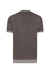 Polo à manches courtes en tissu texturé marron foncé avec un col et des accents rayés blancs sur les manches et l'ourlet.