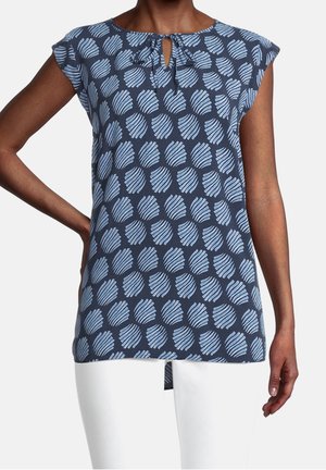 Donkerblauw top met een keyhole-decolleté en korte mouwen, bedekt met lichtblauwe blaadjespatronen op een gladde, zachte stof.