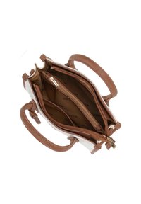 Bolso de mano de cuero marrón con dos asas superiores y cierre de cremallera. Presenta un interior organizado con compartimentos y una etiqueta de marca visible.