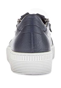 Marineblaue Leder-Sneaker mit strukturierter Oberfläche, ausgestattet mit einer weißen Gummisohle und dezenten Stickdetails. Rückansicht, die das Design der Ferse zeigt.