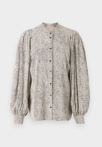 Knappet bluse, lett stoff, hvit med svart prikkete trykk, høy krage, puffede ermer og lukket med svarte knapper.