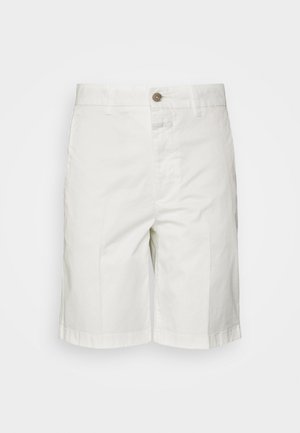 Pantalones cortos de algodón blancos con un corte recto, que cuentan con un cierre frontal con botón y bolsillos laterales, textura suave y dobladillo vuelto.