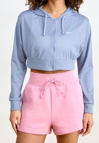 Skuren ljusblå nät zip-up hoodie med dragsko på huven, i par med rosa bomullsshorts med elastisk midja och framfickor.
