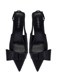 Escarpins slingback en satin noir avec des bouts pointus, ornés d'un grand nœud en tissu à l'avant et d'une boucle métallique sur la bride de cheville.