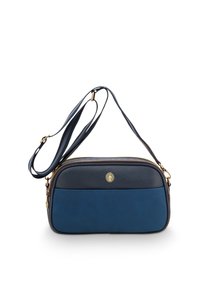 Blauwe en marineblauwe leren schoudertas met een gladde textuur, gouden rits en een ronde logo-accent aan de voorkant. Verstelbare schouderriem.