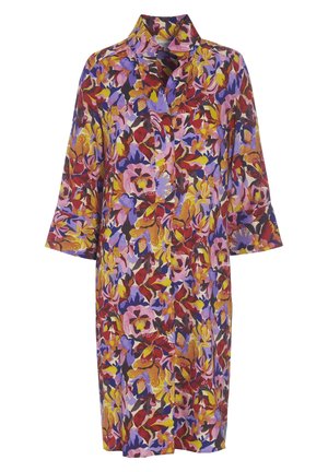 Robe à manches longues avec col présentant un motif floral abstrait dans des tons jaunes, rouges, violets, roses et marron sur fond blanc.