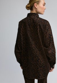 Next TALL - Užsagstoma palaidinė - leopard print