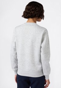 Grijze sweatshirt van zacht materiaal, met een ronde halslijn, geribbelde manchetten en zoom. De achteraanzicht toont een glad, eenvoudig ontwerp.
