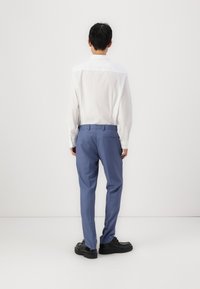 Isaac Dewhirst NOTCH SUIT NEW COAT SLIM - Κοστούμι - porcelain blue