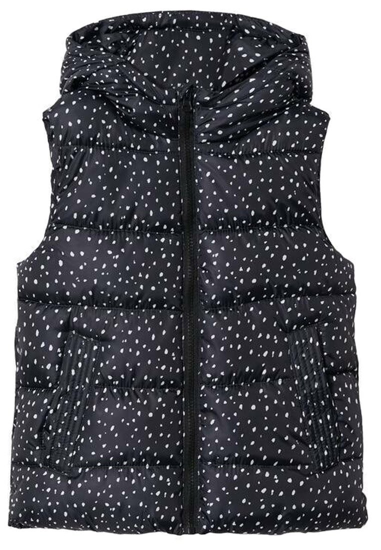 Černá péřová vesta s bílým skvrnitým vzorem, se zipem, nastavitelnou kapucí a dvěma předními kapsami. Vyrobena z lehkého, prošívaného materiálu.