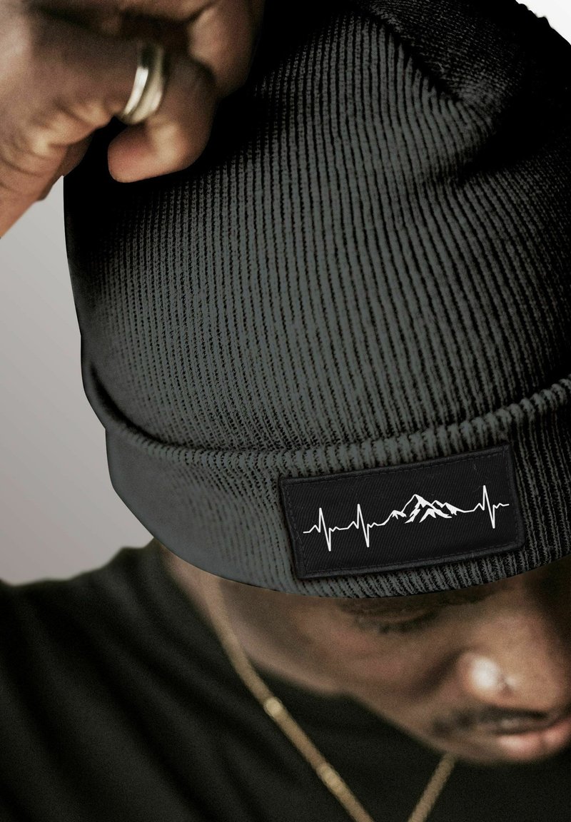 Neverless - PATCH HERZSCHLAG BERGE WANDERFREUNDE  - Beanie - dunkelgrau, Enlarge