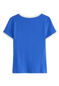 Kortærmet t-shirt i levende blå bomuld med hvid rund halsudskæring og ærmekant. Glat tekstur, afslappet pasform, uden synlige mønstre.