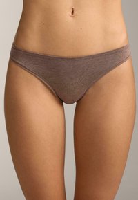 Barna pamut bikini alsó sima textúrával, alacsony derekú kialakítással és elasztikus derékpánttal. Egyszerű és minimalista stílus halvány varrási részletekkel.