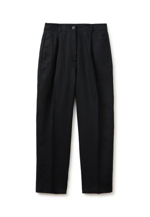 Pantalones negros de pierna recta con cierre de botón y cremallera, trabillas para cinturón y bolsillos laterales, colocados planos sobre un fondo blanco.