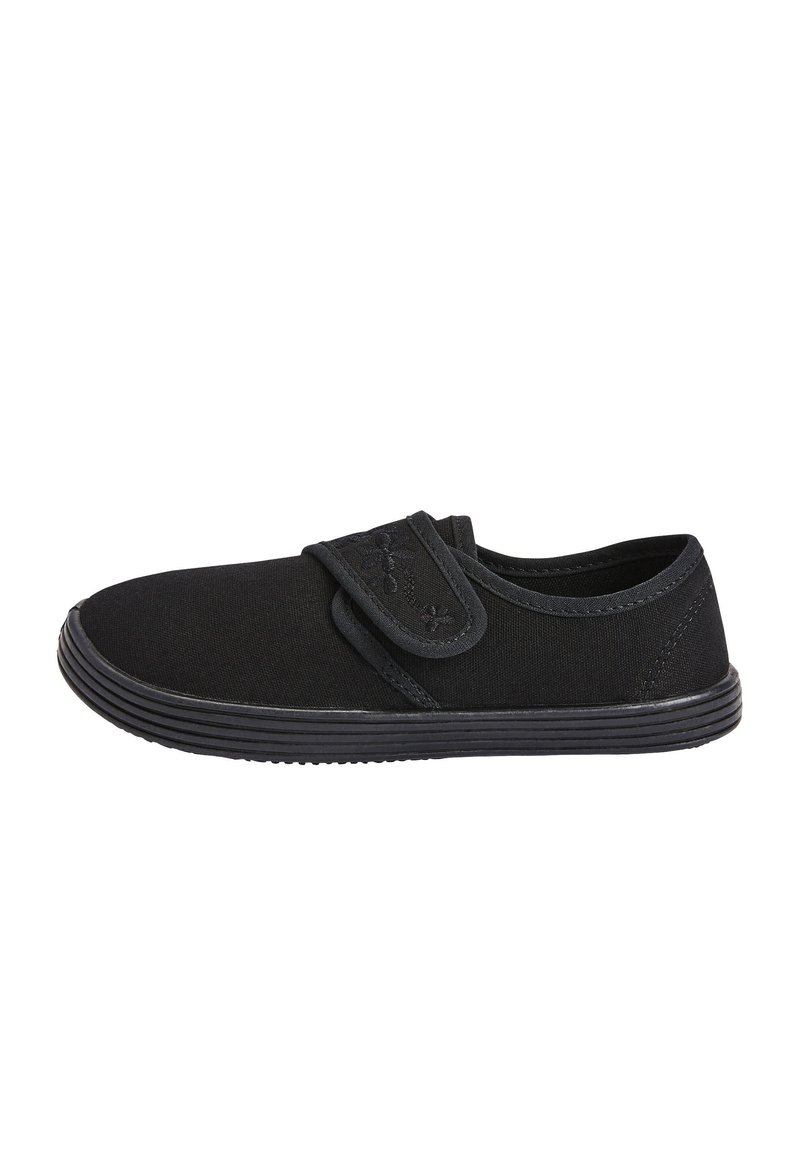 Chaussure en toile noire avec un bout arrondi, une sangle Velcro pour un ajustement facile et une semelle en caoutchouc texturée. Fini lisse et design minimal.