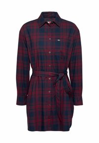 Rød og marineblå plaid skjortekjole i en afslappet pasform, med krave, lange ærmer, knaplukninger og et matchende bælte i taljen.