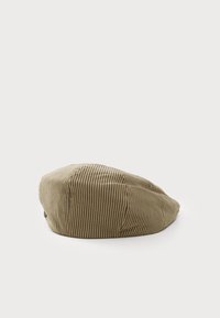 Gorra de rayas marrón hecha de tela suave, con un diseño de parte superior redondeada y un pequeño visera, con detalles de costura sutiles.