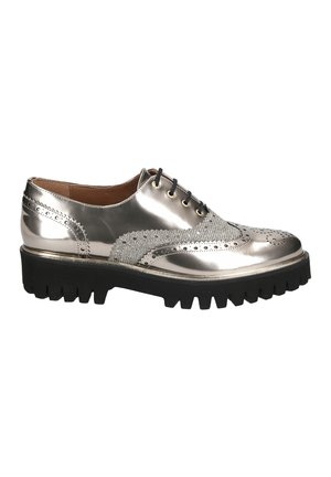 Chaussure Oxford en cuir argenté brillant avec détails brogue, lacets noirs, panneaux latéraux texturés et semelle épaisse à crampons noire.