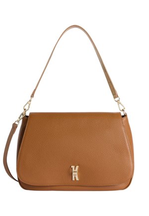 Borsa a tracolla in pelle marrone con texture, chiusura in tono oro e tracolla regolabile e staccabile su sfondo bianco.