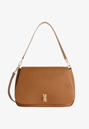 Borsa a tracolla in pelle marrone con texture, chiusura in tono oro e tracolla regolabile e staccabile su sfondo bianco.