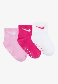 Három pár rövid zokni: világos rózsaszín, élénk rózsaszín és fehér pöttyös. Mindegyiken Nike logó található a szegélyen, kontrasztos színekben.