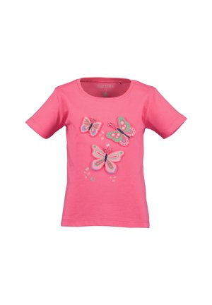 Rosa Kinder-T-Shirt mit kurzen Ärmeln, versehen mit drei bunten Schmetterlingsmotiven und kleinen floralen Akzenten auf der Vorderseite.