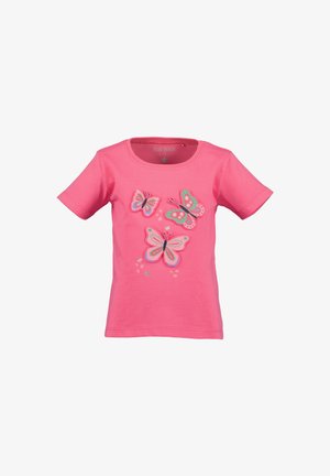 Różowa koszulka dziecięca z krótkim rękawem, z trzema kolorowymi wzorami motyli i małymi kwiatowymi akcentami z przodu.