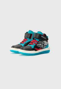 High-Top-Sneaker in Schwarz, Türkis und Rot, mit einem Riemen, roten Schnürsenkeln und einem Bulldoggen-Motiv an der Seite.