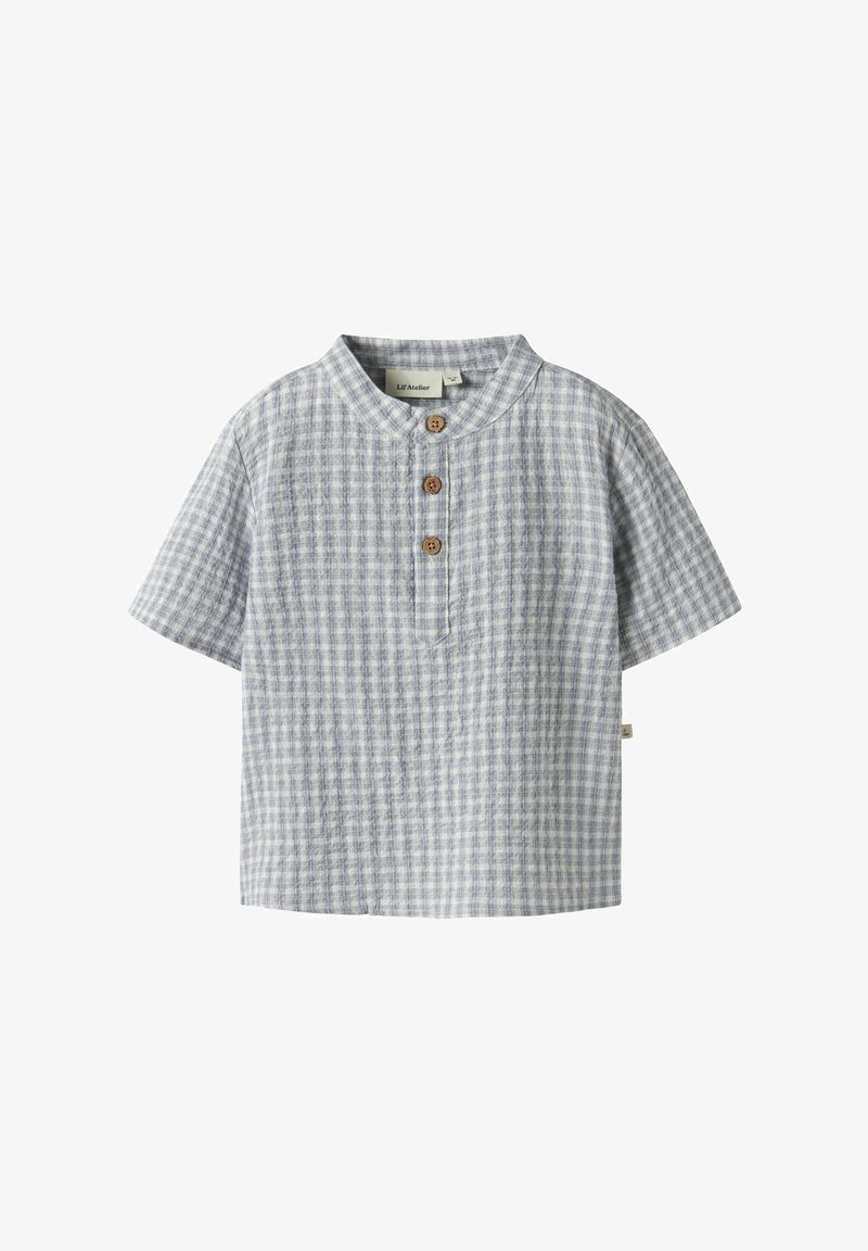 Camisa de manga corta a cuadros gris claro con cuello mandarín y tres botones de madera en la parte delantera.