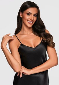 Camisón de satén negro con tirantes finos, que presenta un escote en V profundo, textura suave y un diseño fluido que cae con elegancia.
