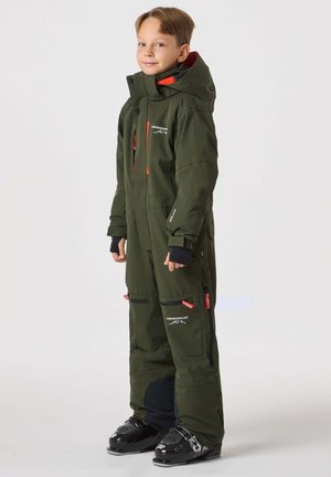 Grön vattentät skidoverall med orange detaljer, fickor med dragkedja och hög krage. Materialet verkar tåligt; lämpligt för kalla väderaktiviteter.
