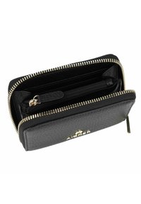 Billetera de cuero negro con un acabado texturizado, presenta herrajes en dorado, cierre con cremallera y múltiples compartimentos para tarjetas y efectivo.