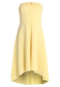 Vestido amarillo sin tirantes con un corsé ajustado, falda plisada y un dobladillo asimétrico. Hecho de una tela suave con un diseño limpio.