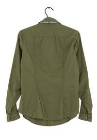 Camicia verde in cotone a maniche lunghe con colletto a punta, polsini con bottone e orlo dritto. Presenta una texture liscia e un design informale.