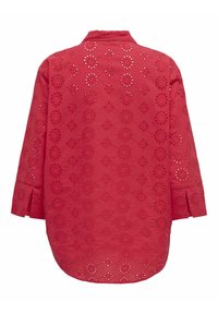 Blouse rouge à manches longues avec broderie florale ajourée, ourlet arrondi et petites fentes latérales aux manches, vue de dos.
