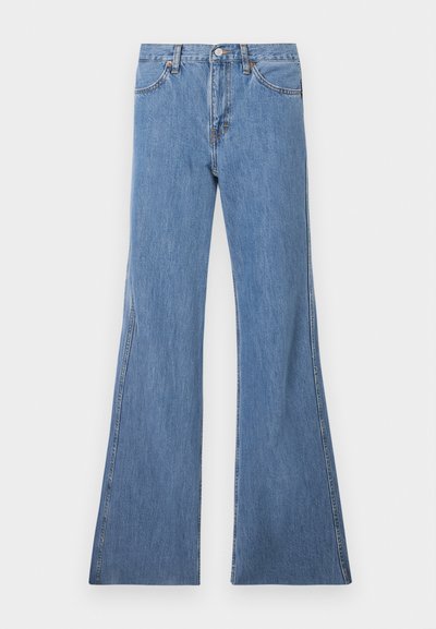 Lichtblauwe denim flare jeans met een hoge taille, met een klassieke vijf-pocket design en contrasterende stiksels langs de naden.